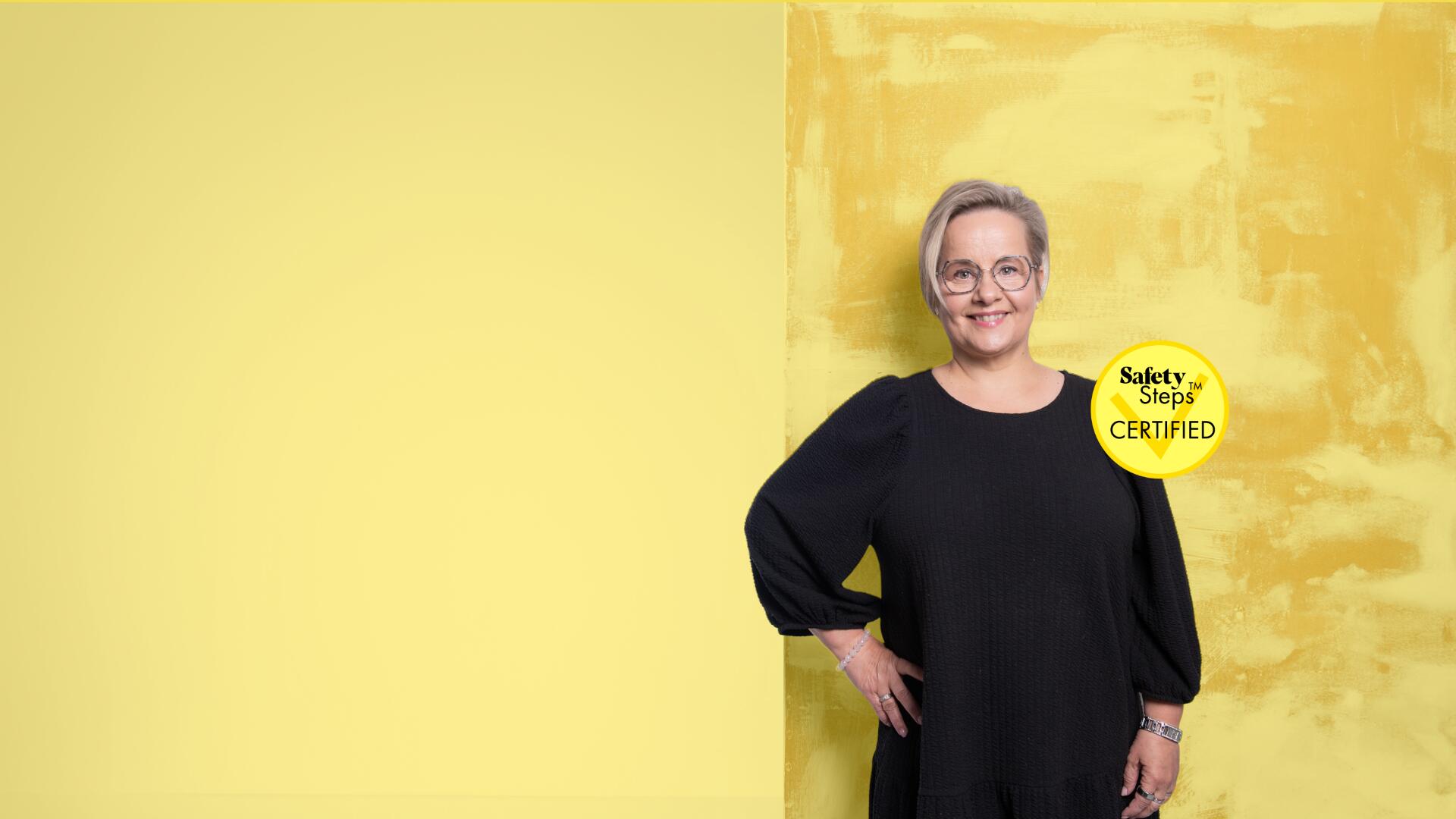 Yrittäjä Sari Hämäläinen hyödyntää Sitomon Safety Steps -työkalua.